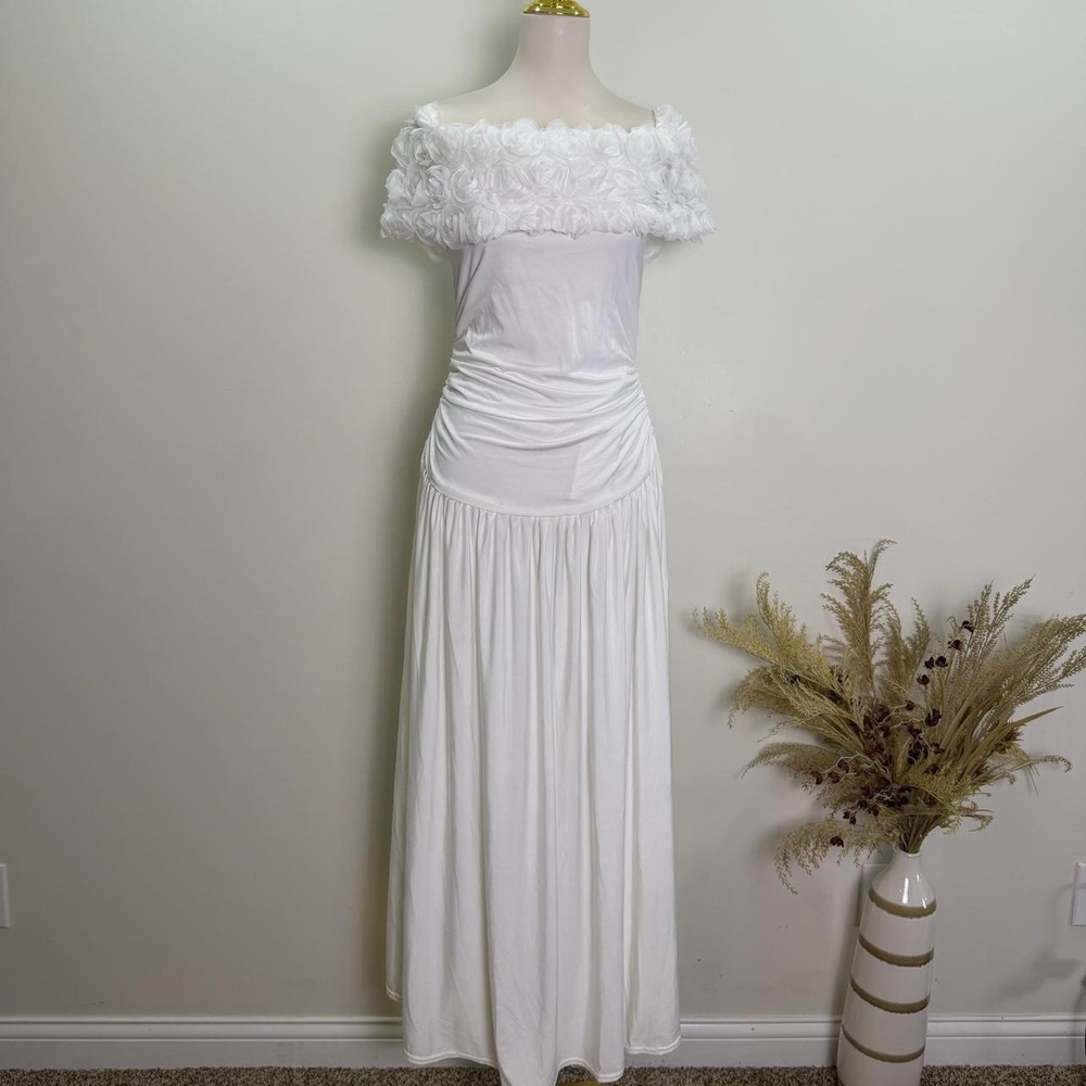 Elegant White Off-the-Shoulder 3D Floral Gown Size Medium